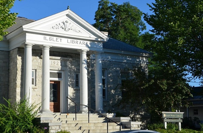 https://experiencemiddlebury.com/wp-content/uploads/2019/10/ilsley_library.jpg
